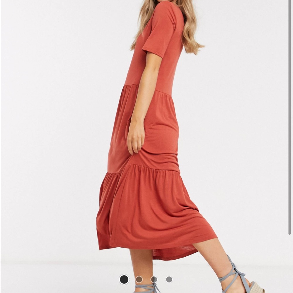 Red tiered midi dress M